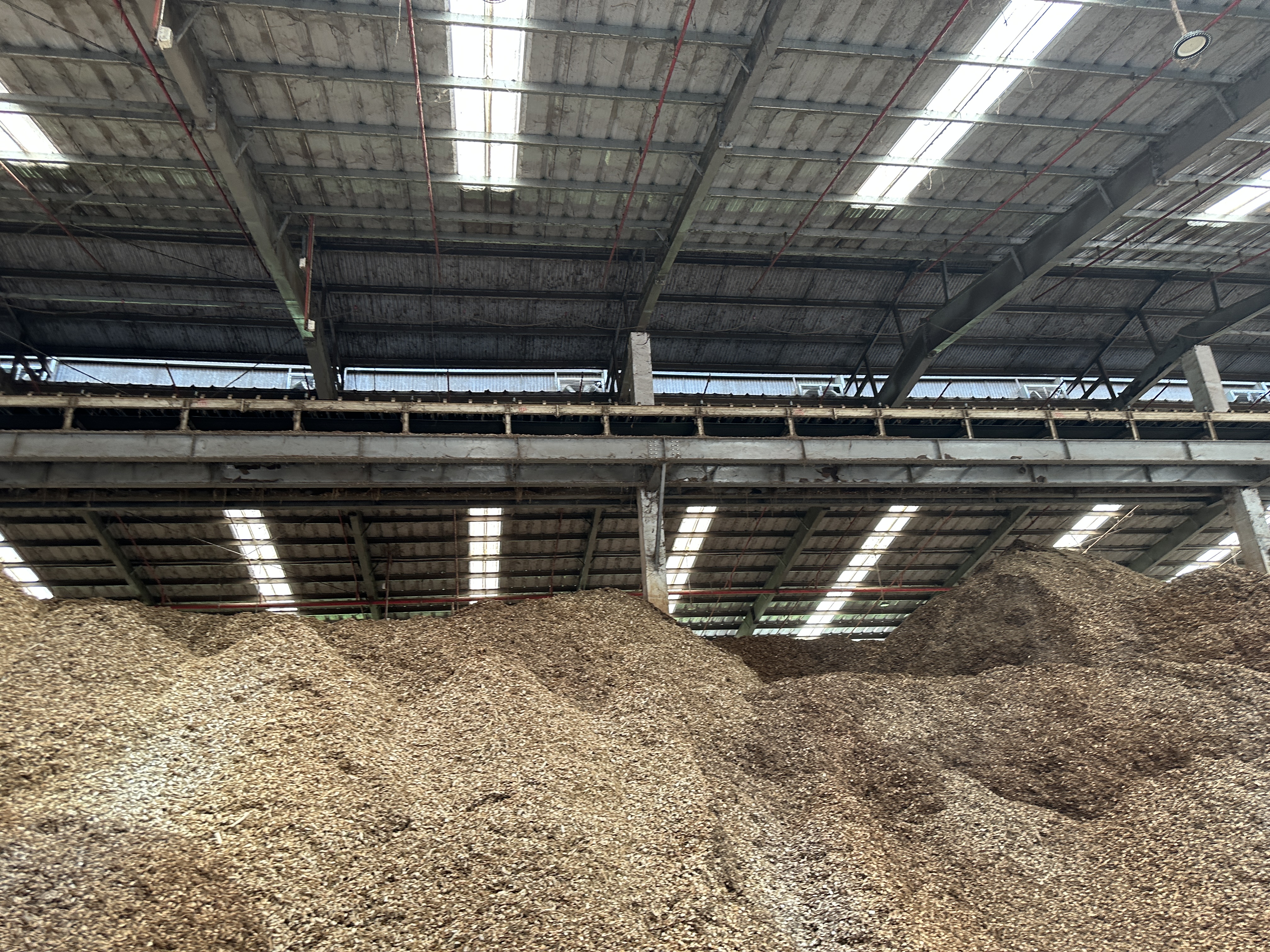 Raw material handling environment in a pelletizing process